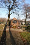 Fot. 22. Pomnik Sybiraków: „W hołdzie pomordowanym i zmarłym na  nieludzkiej ziemi w latach 1940-1956).
